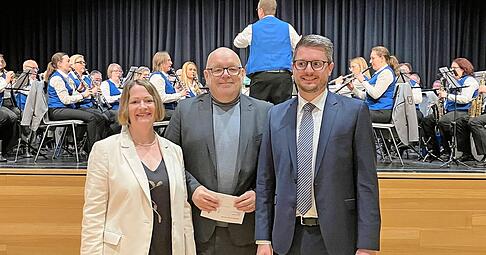 Die Pfedelbacher müssen am 29. März ein zweites Mal zur Urne. Bürgermeister Torsten Kunkel (Mitte) verkündet nach 21.21 Uhr: Ina Krone und Jens Müller gehen in die Stichwahl. Keiner der vier Kandidaten hat über 50 Prozent der Stimmen geholt. Die Pfedelbacher müssen am 29. März ein zweites Mal zur Urne. Bürgermeister Torsten Kunkel (Mitte) verkündet nach 21.21 Uhr: Ina Krone und Jens Müller gehen in die Stichwahl. Keiner der vier Kandidaten hat über 50 Prozent der Stimmen geholt.