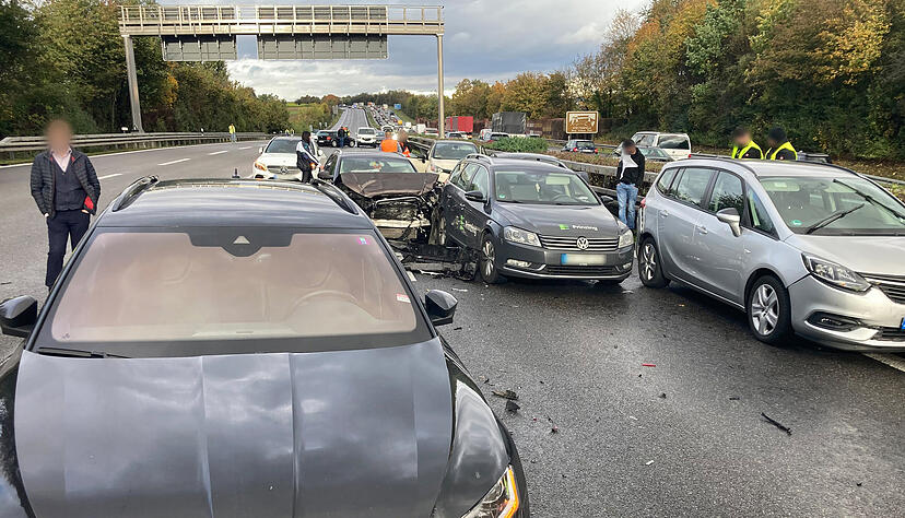 Insgesamt über 80 Fahrzeuge waren an mehreren Stellen auf der A81 ineinandergekracht.