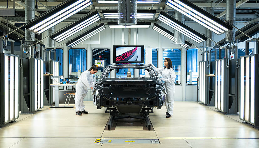 Qualitätskontrolle in der Audi-Lackiererei im Werk Neckarsulm: Täglich werden aktuell rund 400 Exemplare des neuen A5 produziert. Qualitätskontrolle in der Audi-Lackiererei im Werk Neckarsulm: Täglich werden aktuell rund 400 Exemplare des neuen A5 produziert.