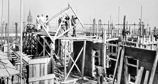 Bau des Hochhauses an der Allee 2; die Heilbronner Stimme feiert 1956 ihr zehnj&auml;hriges Bestehen.