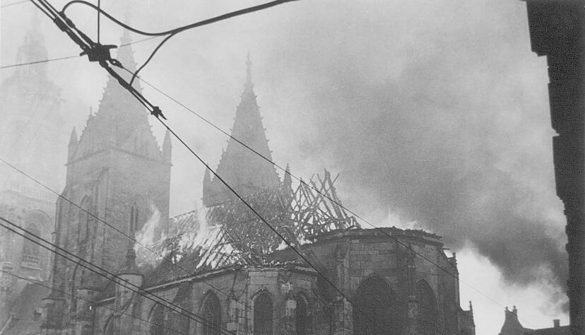 "In die Schlussgebete hatte sich der Warnruf der Sirenen gemischt", schreibt ein Zeitzeuge. Die Kilianskirche brannte 1944 nicht erst am 4. Dezember.
Fotos: Stadtarchiv "In die Schlussgebete hatte sich der Warnruf der Sirenen gemischt", schreibt ein Zeitzeuge. Die Kilianskirche brannte 1944 nicht erst am 4. Dezember.
Fotos: Stadtarchiv