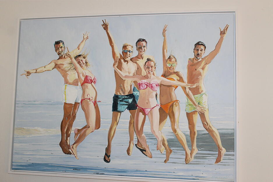 Das Bild "Höhenflug" von Kirsten Serowski ist im Restaurant ausgestellt.