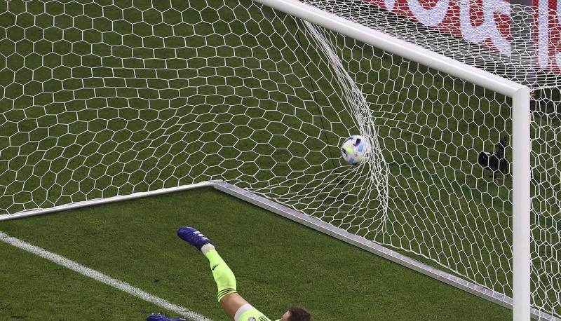 Bei Elfmeter von Sevillas Lucas Ocampos war Bayern-Keeper Manuel Neuer machtlos.