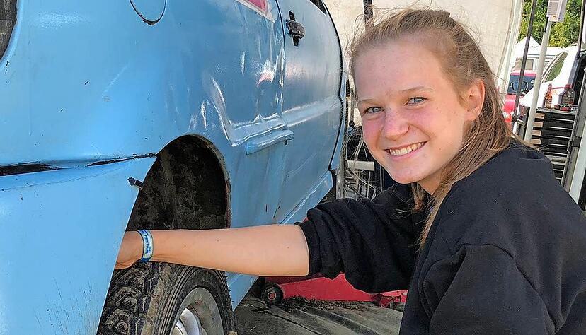 Katy Hatton half schon bisher gerne beim Schrauben, nun will sie sich auch hinter das Lenkrad bei Autocross-Rennen setzen. Katy Hatton half schon bisher gerne beim Schrauben, nun will sie sich auch hinter das Lenkrad bei Autocross-Rennen setzen.