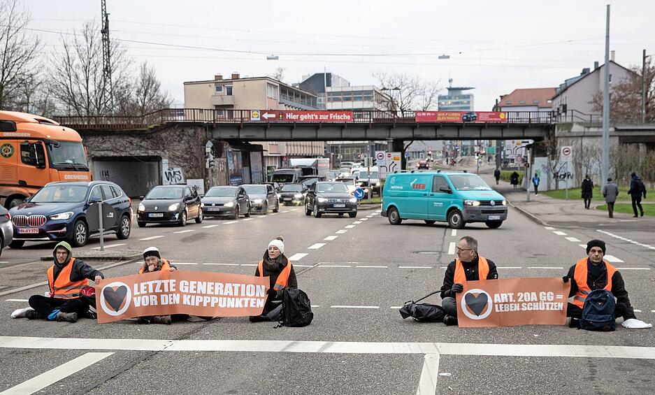 Februar: Klima-Aktivisten kleben sich auf der Neckarsulmer Straße in Heilbronn fest. Februar: Klima-Aktivisten kleben sich auf der Neckarsulmer Straße in Heilbronn fest.
