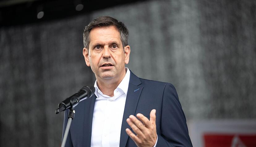 Niedersachsens Wirtschaftsminister Lies begrüßt die Überlegungen des Bundes für neue staatliche Anreize zum Kauf von E-Autos. (Archivbild)
