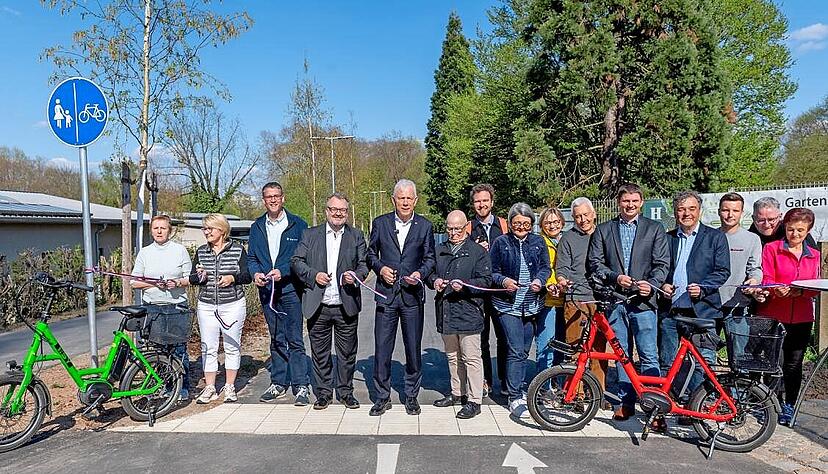 OB Harry Mergel (Fünfter von links) und Baubürgermeister Andreas Ringle (links daneben) weihten den neuen Rad- und Fußweg offiziell ein.
Foto: Mario Berger OB Harry Mergel (Fünfter von links) und Baubürgermeister Andreas Ringle (links daneben) weihten den neuen Rad- und Fußweg offiziell ein.
Foto: Mario Berger
