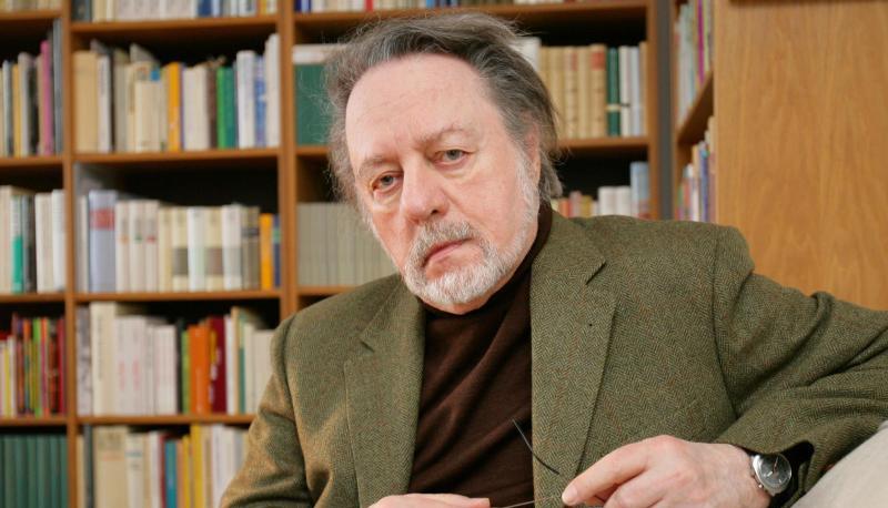 Der Schriftsteller Ror Wolf sitzt in seiner Wohnung auf einem Sofa. Foto: Uwe Anspach/Archiv