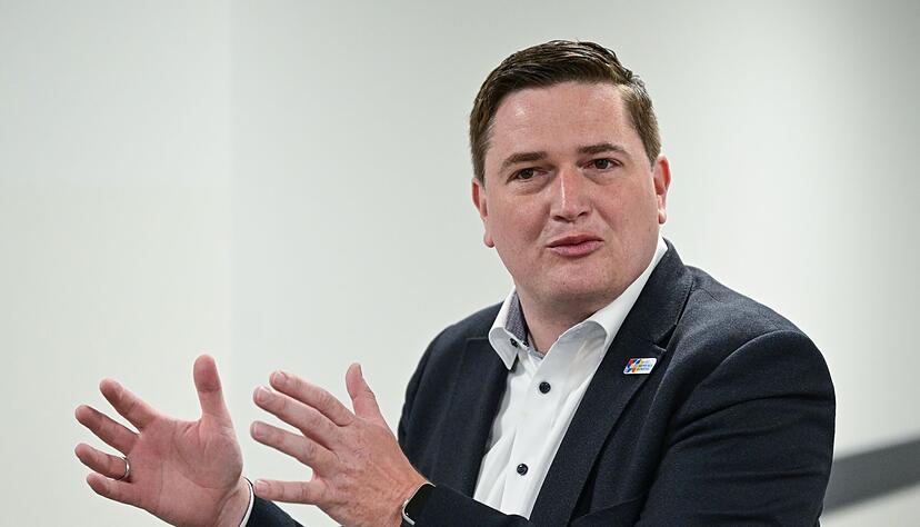 Christian Härtnagel, der Vorsitzende der Geschäftsleitung des Lebensmittel Discounters Lidl, spricht bei einem Pressetermin.