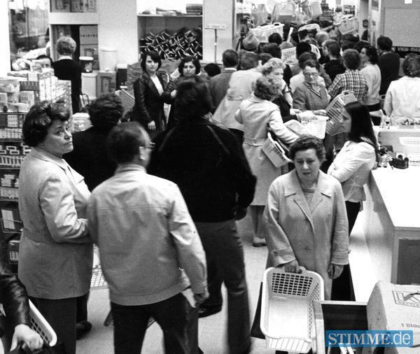 Mai 1977: In den Verkaufsräumen wird es eng.