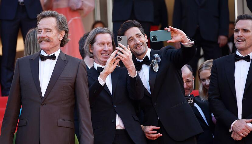 M&auml;nner ohne Handy:&nbsp;Bryan Cranston (l) und Matt Dillon (r). M&auml;nner mit Handy:&nbsp;Wes Anderson (2.v.l) und Adrien Brody.