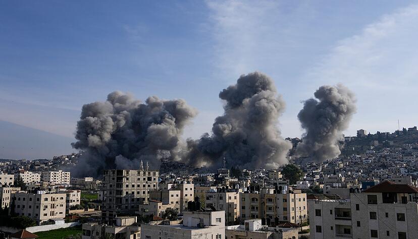 Israels Armee sprengte in der Stadt Dschenin Gebäude in die Luft, die von militanten Palästinensern genutzt worden sein sollen. Israels Armee sprengte in der Stadt Dschenin Gebäude in die Luft, die von militanten Palästinensern genutzt worden sein sollen.
