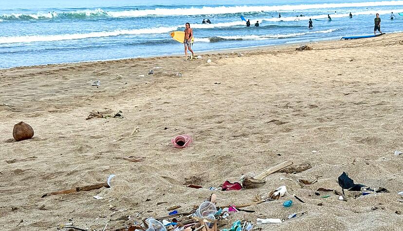 Auch die Urlaubsinsel Bali hat ein riesiges M&uuml;llproblem - wie hier am Strand von Kuta.