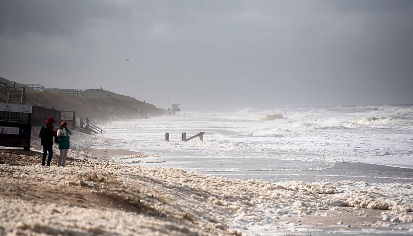 Sturmflut vor Sylt. Das Wetter lockte auch Spaziergänger an die Nordsee. Sturmflut vor Sylt. Das Wetter lockte auch Spaziergänger an die Nordsee.