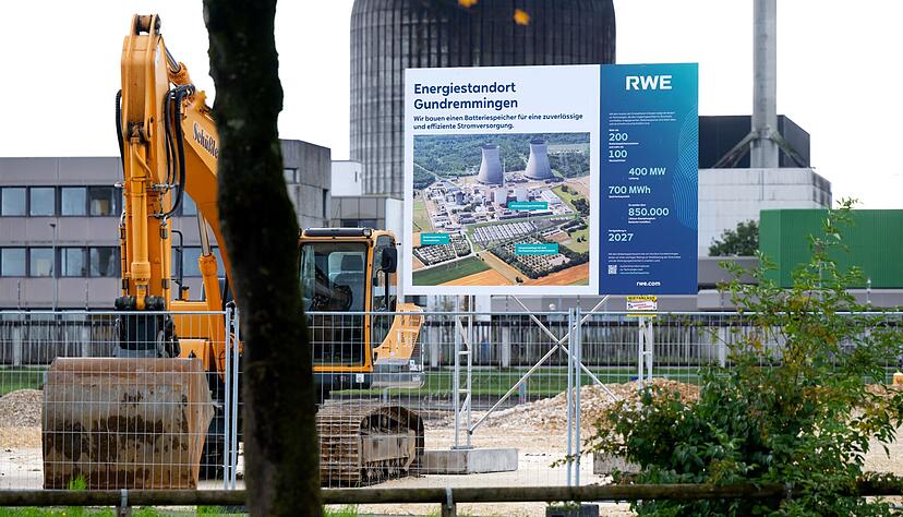 Eine Bautafel informiert in Gundremmingen über den Energiestandort. (Archivbild) Eine Bautafel informiert in Gundremmingen über den Energiestandort. (Archivbild)