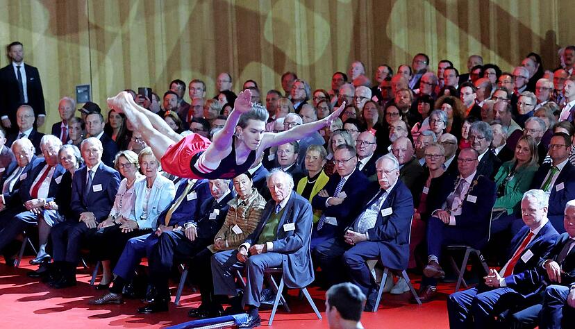 Flug durch die L&uuml;fte im Carmen-W&uuml;rth-Forum: Die Turner der KTV Hohenlohe sind &uuml;ber die Kreisgrenzen hinaus bekannt und machen ihrem Ruf alle Ehre.