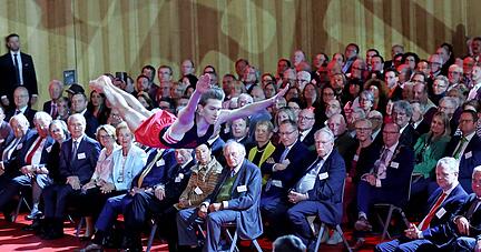 Soldos und Flug durch die Lüfte im Carmen-Würth-Forum: Die Turner der KTV Hohenlohe sind über die Kreisgrenzen hinaus bekannt und machen ihrem Ruf alle Ehre.
Fotos: Ralf Seidel Soldos und Flug durch die Lüfte im Carmen-Würth-Forum: Die Turner der KTV Hohenlohe sind über die Kreisgrenzen hinaus bekannt und machen ihrem Ruf alle Ehre.
Fotos: Ralf Seidel