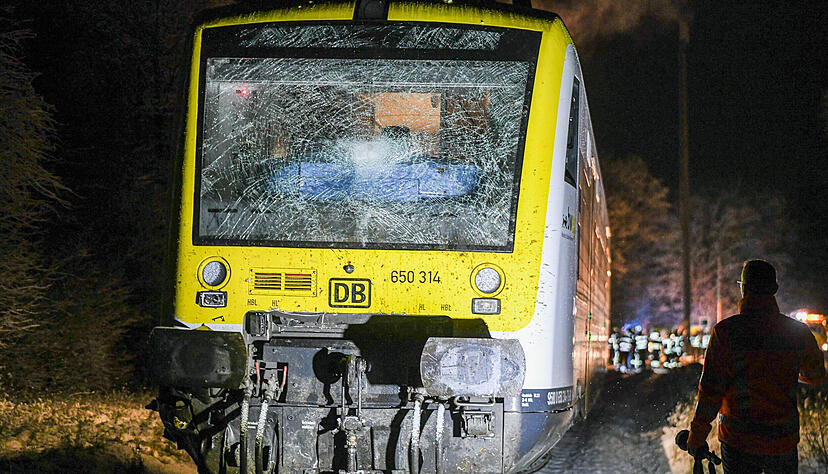 Ein beschädigter Personenzug steht nach der Kollision mit einem mit Rindern beladenen Pkw-Anhänger an einem Bahnübergang. Ein beschädigter Personenzug steht nach der Kollision mit einem mit Rindern beladenen Pkw-Anhänger an einem Bahnübergang.