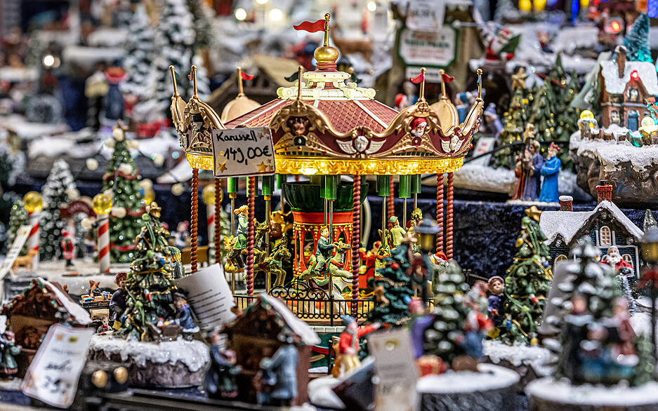 An mehr als 120 Ständen gibt es vorwiegend Handwerkswaren und Kunsthandwerk, dazu klassische Weihnachtsmarkt-Leckereien.