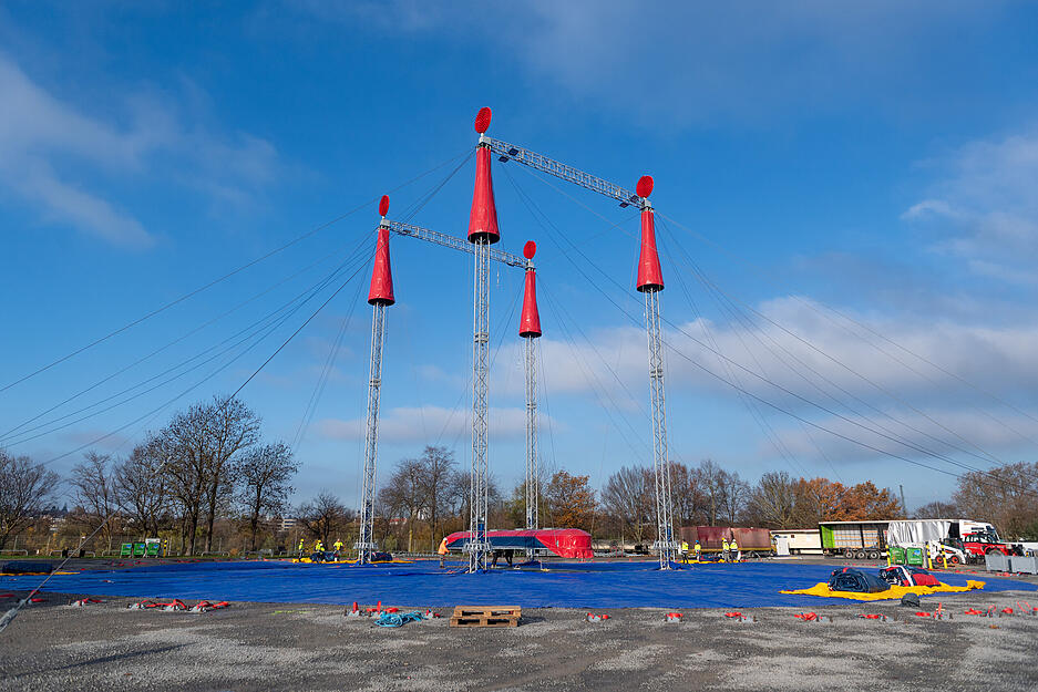Ein modernes Zirkuszelt mit traditioneller Atmosphäre entsteht auf der Heilbronner Theresienwiese.