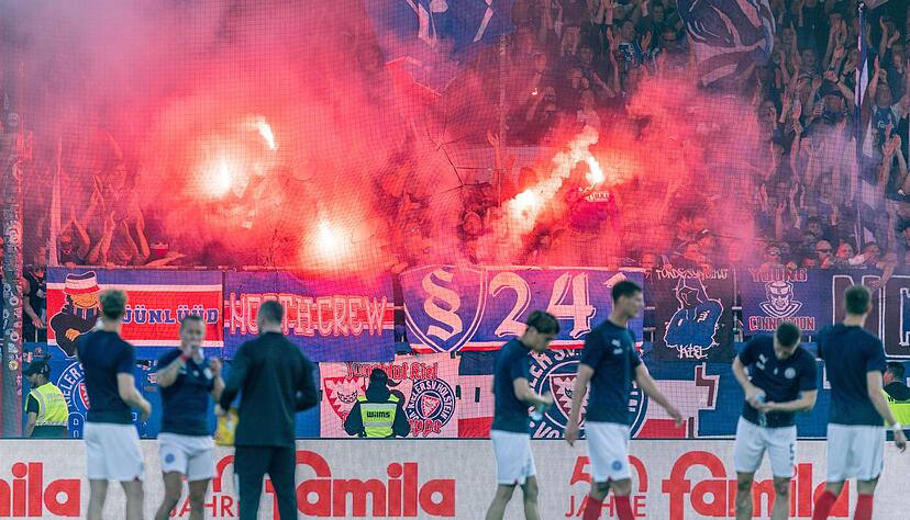 Holstein Kiel feiert den ersten Bundesliga-Aufstieg der Vereinsgeschichte. Holstein Kiel feiert den ersten Bundesliga-Aufstieg der Vereinsgeschichte.