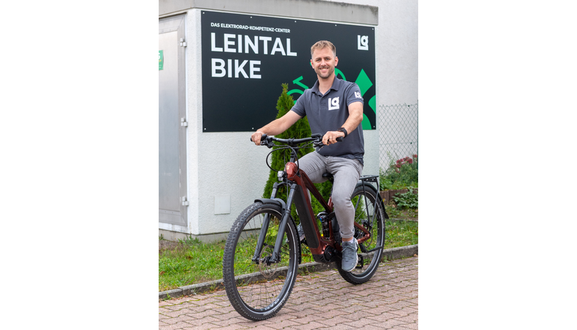 Verkäufer Denis Ebert steht Kunden für Fragen bereit.