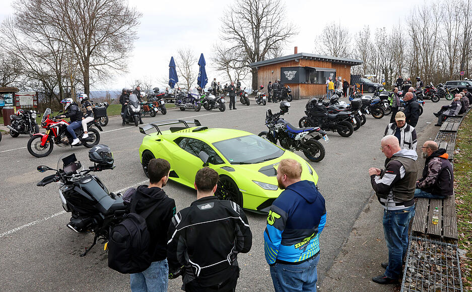 Am lautesten unterwegs sind aber Kai aus Kupferzell und Sebastian aus Heilbronn mit ihrem giftgr&uuml;nen Lamborghini STO.