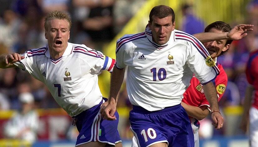 Einst ein kongeniales Duo im Nationalteam: Didier Deschamps (l.) und Zin&eacute;dine Zidane. (Archivbild)