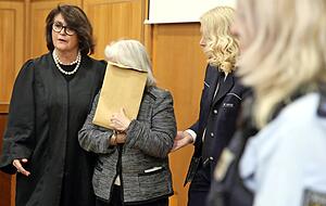 Auf Anraten der Anwältin Anke Stiefel-Bechdolf äußert sich die Angeklagte am ersten Prozesstag weder zu ihrer Person noch zum Tatvorwurf. Der früheren Krankenschwester wird vorgeworfen, den kleinen Ole erwürgt zu haben.