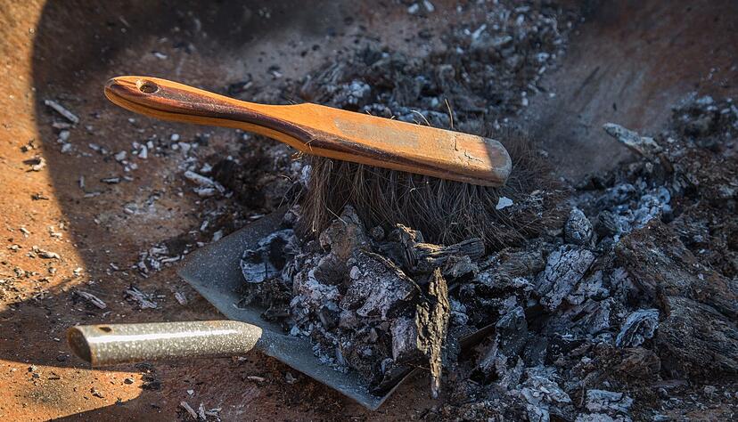 Asche aus dem Holzofen sollte man nicht im Garten als D&uuml;nger nutzen.