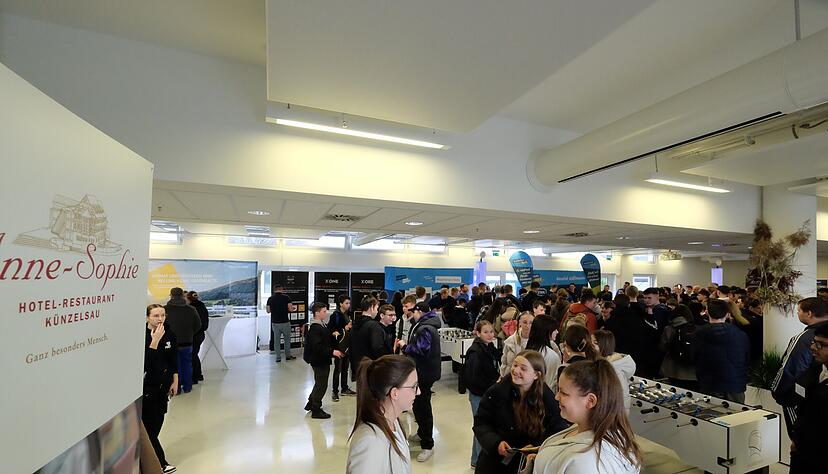 Viele junge Menschen &minus; und ganz viele berufliche M&ouml;glichkeiten: Die neue Messe und die Berater an den St&auml;nden bieten Orientierung im Dschungel.
Fotos: Rainer Lang