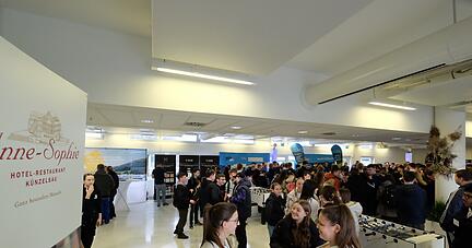 Viele junge Menschen − und ganz viele berufliche Möglichkeiten: Die neue Messe und die Berater an den Ständen bieten Orientierung im Dschungel.
Fotos: Rainer Lang Viele junge Menschen − und ganz viele berufliche Möglichkeiten: Die neue Messe und die Berater an den Ständen bieten Orientierung im Dschungel.
Fotos: Rainer Lang