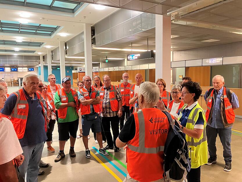 Die Stimme-Leser sind beeindruckt vom geballten Fachwissen der Flughafenführerin: 400 Starts und Landungen finden am Stuttgarter Flughafen pro Tag statt - und das, obwohl es nur eine Start- und Landebahn gibt.