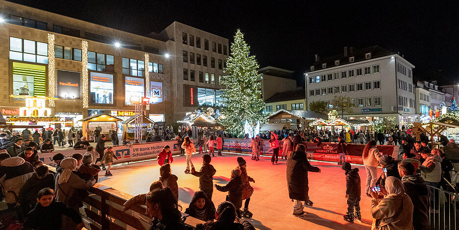 Auch in diesem Jahr gibt es auf dem Heilbronner Weihnachtsmarkt wieder eine Kunsteisbahn.