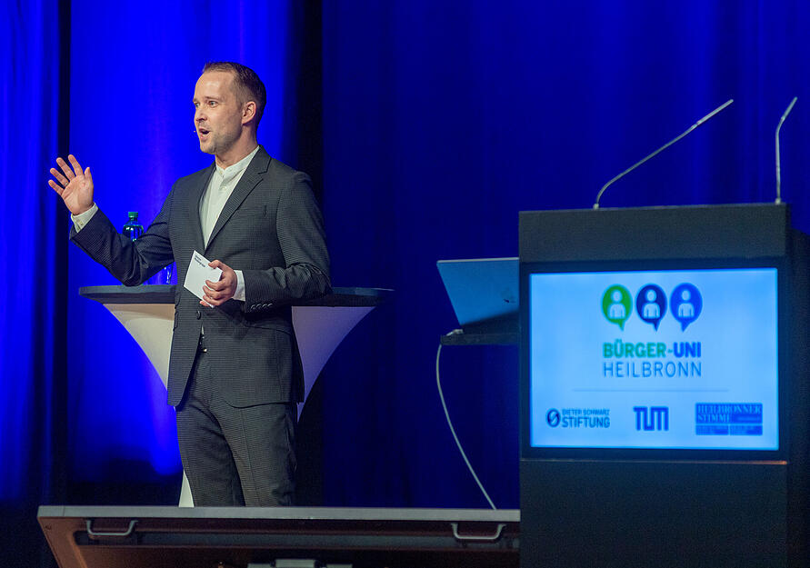 Stimme-Redakteur Tobias Wieland moderierte vor und nach dem unterhaltsamen Vortrag.