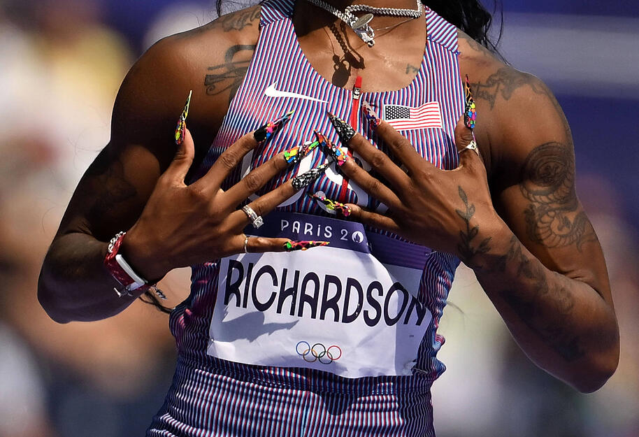 Sha'carri Richardson aus den USA sprintet mit Mega-Fingernägeln.