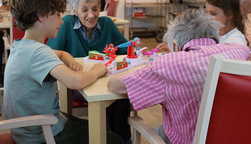 Grundsch&uuml;ler der Hungerfelschule spielen montagnachmittags mit Senioren der Seniorenheimat &Ouml;hringen.