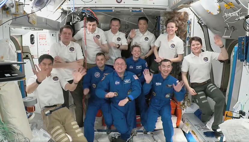 Die neu angekommene «Crew 11» (in den blauen Anzügen) besteht aus dem Japaner Kimiya Yui (r-l), Zena Cardman und Mike Fincke (beide USA) sowie Oleg Platonow aus Russland. Die neu angekommene «Crew 11» (in den blauen Anzügen) besteht aus dem Japaner Kimiya Yui (r-l), Zena Cardman und Mike Fincke (beide USA) sowie Oleg Platonow aus Russland.