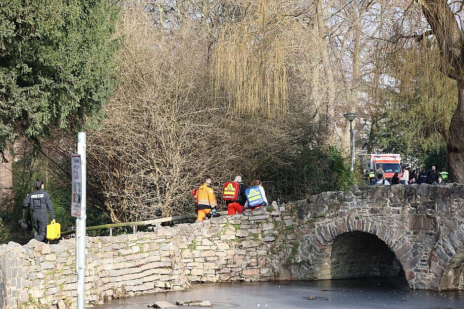 Bei einer Gewalttat in einem Park in Aschaffenburg sind nach ersten Erkenntnissen zwei Menschen mutmaßlich durch eine Stichwaffe getötet worden.