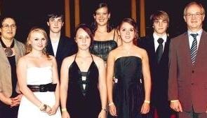 Schulleiterin Sybille Brandl, Isabell Anton, Dominik Sigl, Julia Vollak, Christina Ott, Anna-Lena Janus, Sebastian Frank, K&auml;mmerer Andreas Kohl (von links).Foto: Muth