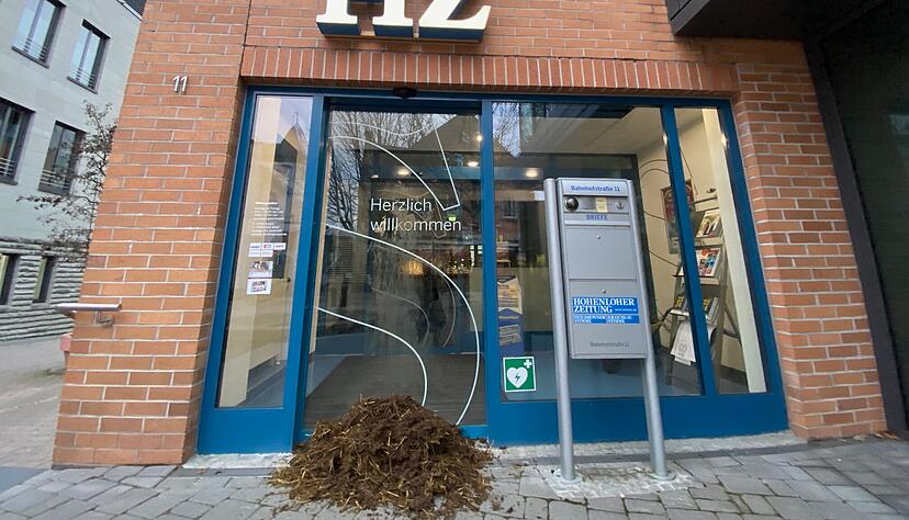 Ein "Gruß" der besonderen Art: Am Rande des Bauernprotestes wurde vor dem Eingang der HZ-Geschäftsstelle ein Misthaufen abgeladen. Ein "Gruß" der besonderen Art: Am Rande des Bauernprotestes wurde vor dem Eingang der HZ-Geschäftsstelle ein Misthaufen abgeladen.