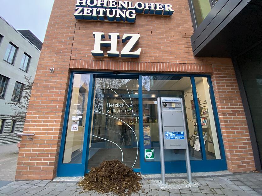 Ein "Gruß" der besonderen Art: Am Rande des Bauernprotestes wurde vor dem Eingang der HZ-Geschäftsstelle ein Misthaufen abgeladen. Ein "Gruß" der besonderen Art: Am Rande des Bauernprotestes wurde vor dem Eingang der HZ-Geschäftsstelle ein Misthaufen abgeladen.