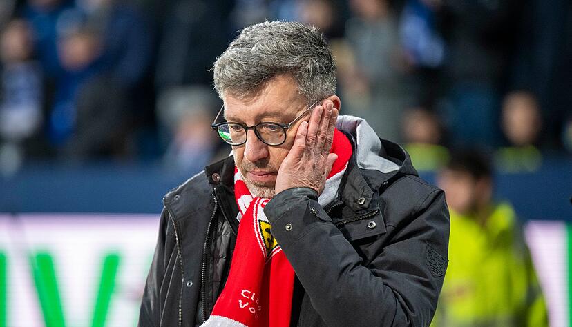 Claus Vogt hält eine Hand vor das Gesicht.