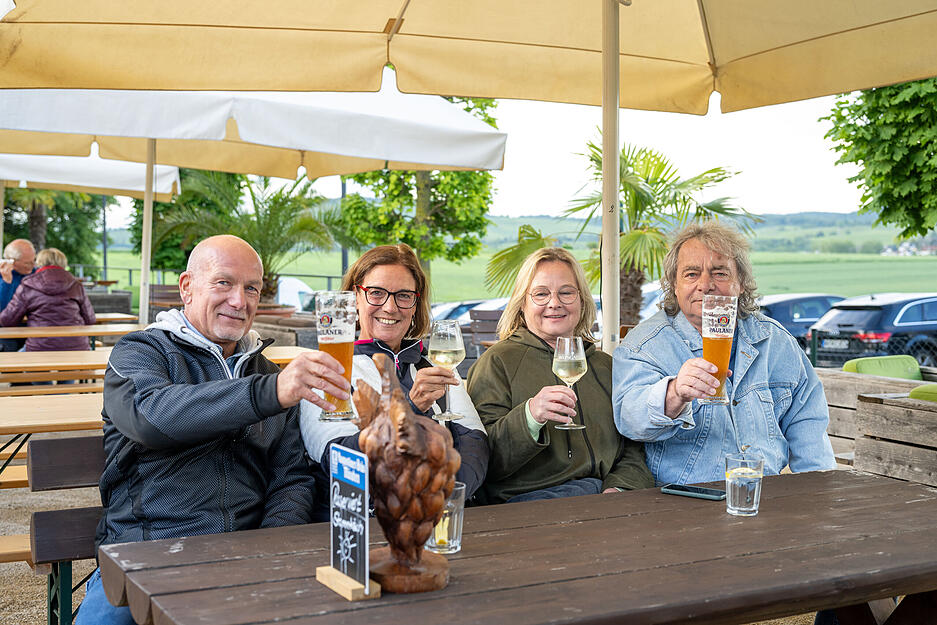 Besucher stoßen beim 44. Sommerfest der Genossenschaftskellerei Heilbronn an
