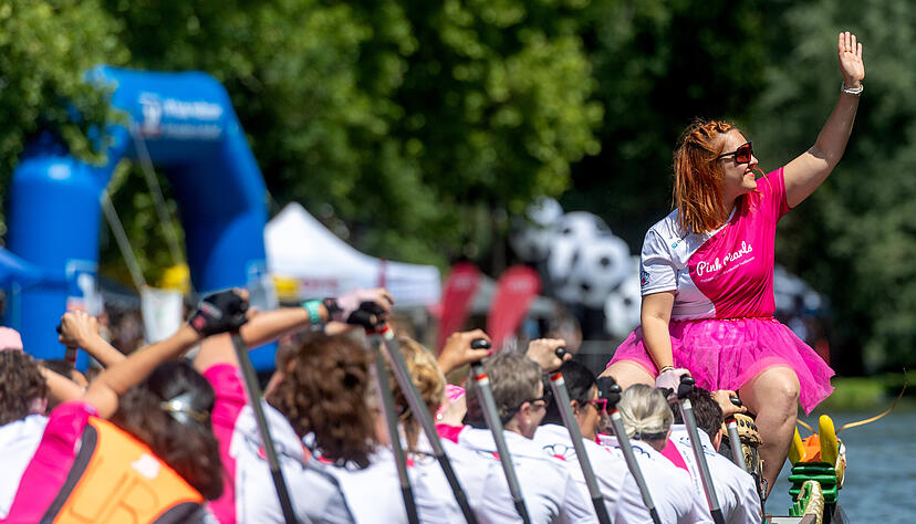 Der Alte Neckar in Heilbronn verwandelte sich in eine Rennstrecke: Mehrere Sportler haben sich beim Böckinger Drachenbootcup gemessen und um Platz 1 gepaddelt. Während die Zuschauer vom Ufer aus anfeuerten, sorgten die Sportler selbst mit teils bunten Kostümen für gute Laune. Der Alte Neckar in Heilbronn verwandelte sich in eine Rennstrecke: Mehrere Sportler haben sich beim Böckinger Drachenbootcup gemessen und um Platz 1 gepaddelt. Während die Zuschauer vom Ufer aus anfeuerten, sorgten die Sportler selbst mit teils bunten Kostümen für gute Laune.
