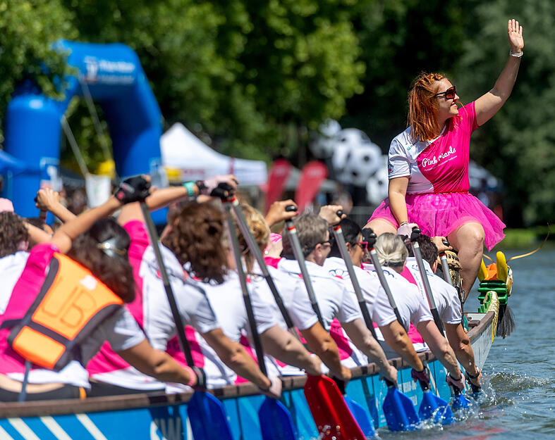 Der Alte Neckar in Heilbronn verwandelte sich in eine Rennstrecke: Mehrere Sportler haben sich beim Böckinger Drachenbootcup gemessen und um Platz 1 gepaddelt. Während die Zuschauer vom Ufer aus anfeuerten, sorgten die Sportler selbst mit teils bunten Kostümen für gute Laune. Der Alte Neckar in Heilbronn verwandelte sich in eine Rennstrecke: Mehrere Sportler haben sich beim Böckinger Drachenbootcup gemessen und um Platz 1 gepaddelt. Während die Zuschauer vom Ufer aus anfeuerten, sorgten die Sportler selbst mit teils bunten Kostümen für gute Laune.