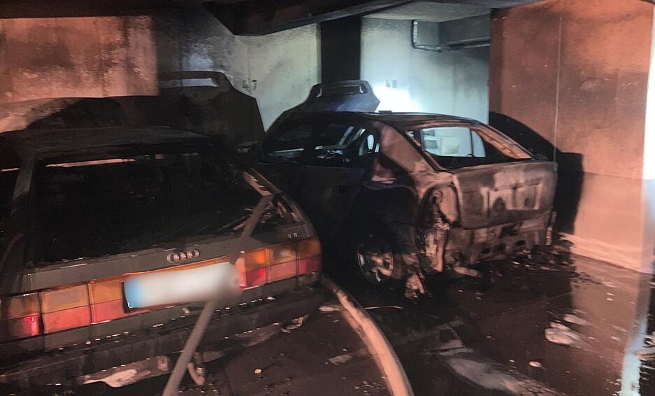 Zwei Autos wurden durch die Flammen vollständig zerstört.