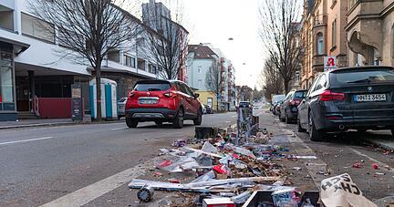 Müll, der wie hier in der Heilbronner Wilhelmstraße liegenblieb. Die Polizei zieht eine durchwachsene Bilanz mit zahlreichen Bränden, aber ohne Verletzte.
Foto: Mario Berger