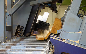 Vollautomatisiert werden die Bretter in unterschiedlichen Breiten und St&auml;rken zuges&auml;gt.