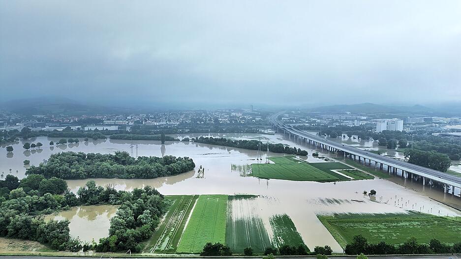Der Neckar trat an der Autobahn im Landkreis Heilbronn über die Ufer. Der Neckar trat an der Autobahn im Landkreis Heilbronn über die Ufer.